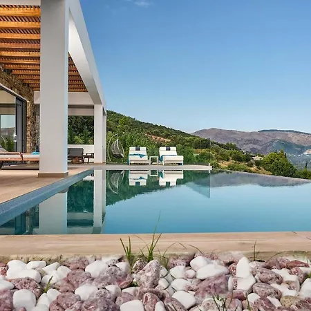 Sleeps 8 Pool Air Con Wifi *